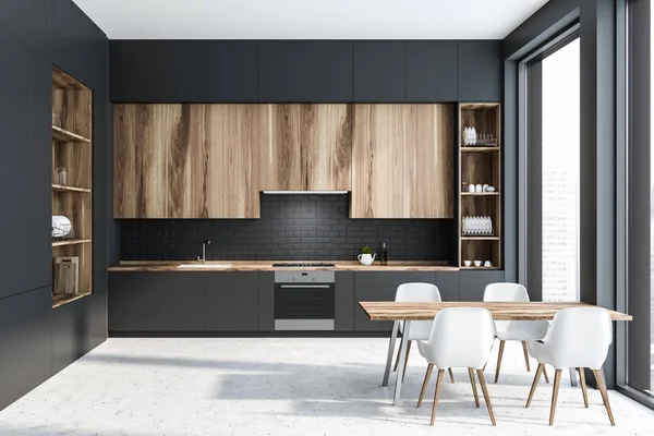 Holztisch Mit Stühlen Steht Der Modernen Küche Mit Grauen Arbeitsplatten — Stockfoto