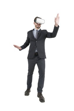 Sanal gerçeklik gözlük ve mimik ve bir şey ile etkileşim takım elbise sakallı işadamı portresi izole tam uzunlukta