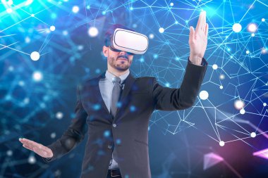 Ağ arabirimiyle etkileşim takım elbise ve vr bardaklarda sakallı genç iş adamı. Çift tonlu görüntü pozlaması