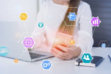 Beyaz ofis ile smartphone ve laptop çift pozlama Internet arabirimi simgeleri ile çalışma tanınmayan bir işkadını. Tonda kavramı Merhaba teknik resim