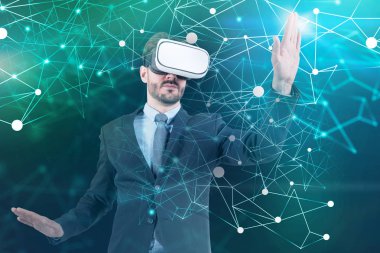 Sanal gerçeklik içinde sakallı işadamı sürükleyici ağ arabirimi ayakta yeşil arka plan üzerinde kullanarak gözlükler. Çift tonlu görüntü pozlaması