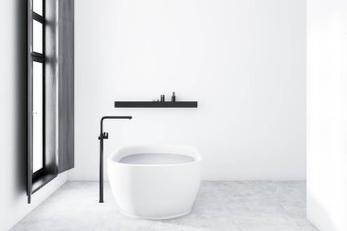 Beyaz duvarlar, beton zemin, minimalist banyo iç pencere ve ile siyah raf yakınındaki beyaz küvet ayakta kremler. 3D render