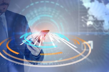Tanınmayan sakallı işadamı Smartphone vasıl hud arayüzü ve dünya harita çift pozlama ile arıyorum. Tonlu görüntü. Nasa tarafından döşenmiş bu görüntü unsurları