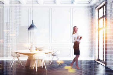 Beyaz duvarları, ahşap zemin, uzun boylu windows ve beyaz sandalye ile yuvarlak masa ile lüks yemek odası iç kadında. Çift tonlu görüntü pozlaması