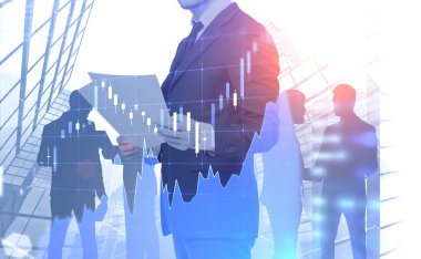 Tanınmayan işadamı belgeleri onun meslektaşım siluetleri ile Forex grafik çift pozlama ile gökdelen arka plan üzerinde seyir. Tonlu görüntü