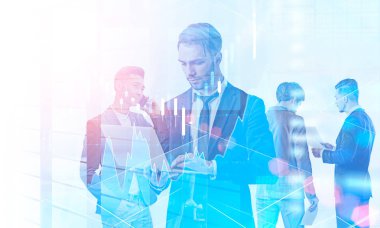 Yöneticileri ile gadget'lar ve belgeler içinde yazıhane çift pozlama cityscape ve forex grafik ile birlikte çalışan portreleri. Borsa kavramı. Tonlu görüntü