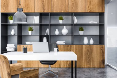 Müdür ofis ile beyaz duvarlar, beyaz bilgisayar dizüstü, ziyaretçi sandalye ve ahşap kitaplık tabloyla iç. 3D render