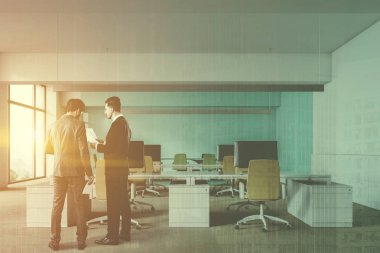 Beyaz duvarları, gri zemin, modern ofiste iki adam beyaz bilgisayar masaları ve bej sandalyeler ve toplantı odası cam duvarın arkasında yer alan açın. Çift tonlu görüntü pozlaması