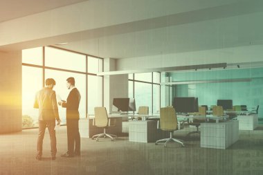 İşadamları beyaz duvarlar, gri döşeme, büyük pencereler ile modern ofis köşesinde beyaz bilgisayar masaları ve toplantı odası cam duvarın arkasında yer alan açın. Çift tonlu görüntü pozlaması