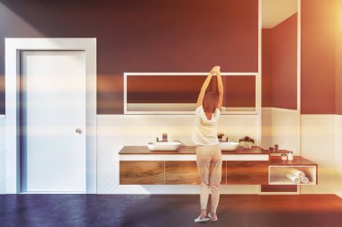 Modern banyo beyaz ve gri duvarlar, beton zemin, Çift üstündeki dikey ve yatay ayna ile ahşap tezgah lavabo ayakta ve bir kapı iç kadında. Tonlu görüntü