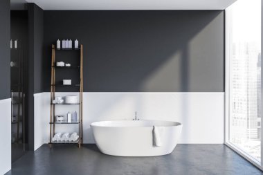 Modern banyo beyaz ve gri duvarlar, beton zemin, beyaz küvet ve raflar havlu ve şampuan ile iç. 3D render