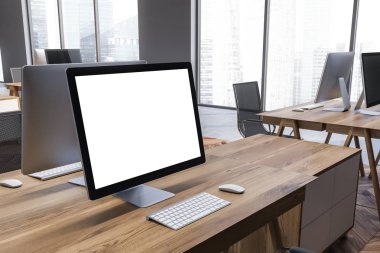 Bilgisayar ekran ayakta modern ofis Gri duvarlar, ahşap ve beton zemin ve panoramik pencereler ahşap tablo sahte. 3D render