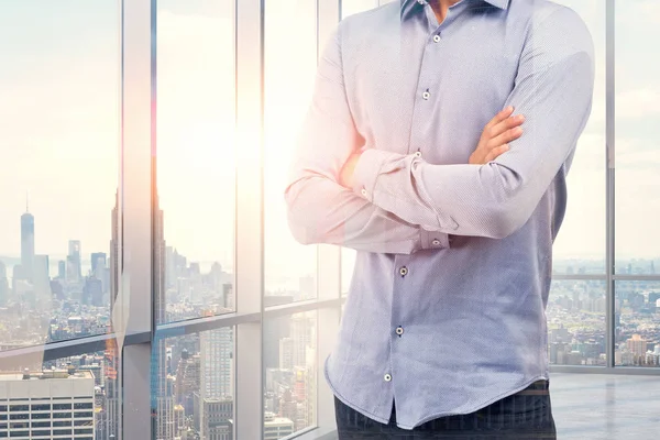 Hombre Negocios Irreconocible Con Camisa Azul Pie Con Los Brazos — Foto de Stock