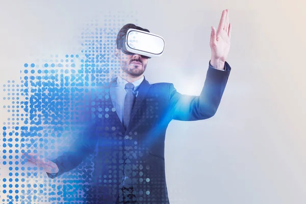 Bearded Young Businessman Wearing Virtual Reality Goggles Standing Gray Background — Stock Photo, Image