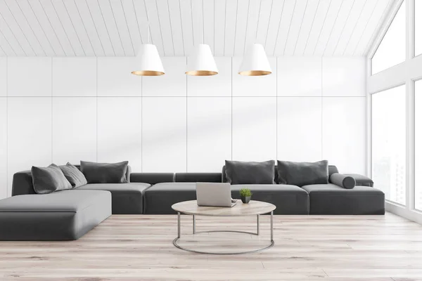 Seitenansicht Des Mansardenwohnzimmers Mit Weißen Wänden Und Decke Holzboden Langem — Stockfoto