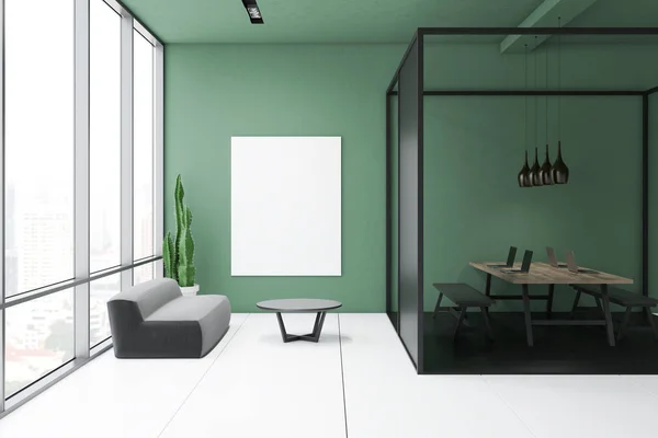 緑の壁 白い床 ガラス 黒い壁や長い木製のテーブルやポスター付きコーヒー テーブルの近くのグレーのソファで事務室でオフィス待合室のインテリア レンダリングをモックアップします — ストック写真