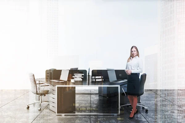 Frau Inneren Eines Minimalistischen Büros Mit Weißen Wänden Grauem Fliesenboden — Stockfoto