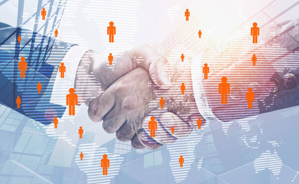 Крупный план двух бизнесменов, пожимающих друг другу руки над фоном небоскреба с двойной экспозицией голограммы глобальной сети людей. Тонированное изображение. Элементы этого изображения предоставлены НАСА
