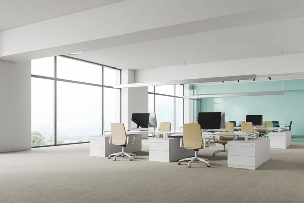 Rogu Nowoczesne Biuro Białe Ściany Podłogi Kolorze Szarym Duże Okna — Zdjęcie stockowe