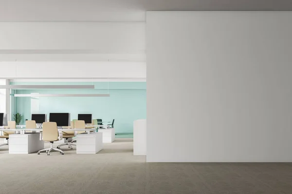 Εσωτερικό Του Ανοιχτού Χώρου Γραφείου Λευκούς Τοίχους Γκρι Πάτωμα Γραμμές — Φωτογραφία Αρχείου