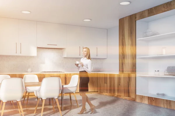 Vrouw Hoek Van Moderne Keuken Met Betonnen Vloer Witte Concrete — Stockfoto