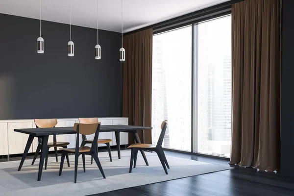 灰色の壁 黒の木製の床 大きな窓カーテン 黒い長い木製のテーブルの椅子と木製キャビネットでスタイリッシュなダイニング ルームのコーナー レンダリング — ストック写真