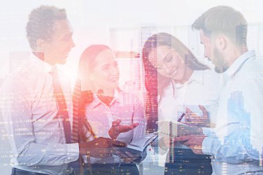 Neşeli çeşitli genç yöneticileri tartışırken office gece cityscape çift pozlama ile çalışır. Tonlu görüntü