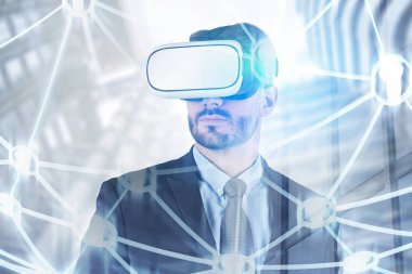 Sakallı işadamı vr bardaklarda sosyal ağ hologram ayakta, üzerinde bulanık cityscape arıyorum. Kavramı, merhaba teknik Toned görüntü çift pozlama
