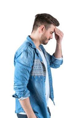 Kot gömlek ve sahip güçlü baş ağrısı giyen sakallı genç adam yan görünüm. Stres kavramı. İzole portre