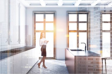 Kadın iç lüks mutfak beyaz duvarlı petek desen kat, beyaz ve gri mutfak tezgahı ve dışkı ile bej bar. Uzun boylu windows. Çift tonlu görüntü pozlaması