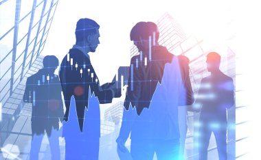 İki Genç İşadamları belge üzerinde Forex grafik çift pozlama ile gökdelen arka plan ayakta onların arkadaşları siluetleri ile tartışıyor. Tonlu görüntü