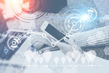 Smartphone ve laptop içinde yazıhane çift pozlama grafikler ve hud arayüzü ile çalışma işkadını elleri. Tonlu görüntü