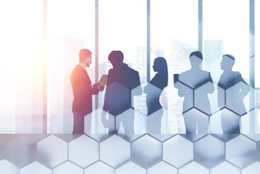 Konuşmak ve iş altıgen desenin çift pozlama ile panoramik toplantı odasında tartışırken iş adamları. Tonlu görüntü