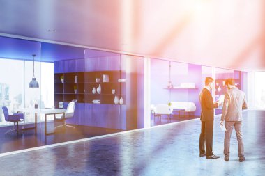 Ofiste konuşmak iki iş adamları mavi kitaplık Yöneticisi Oda ve tablo ve lounge Oda beyaz kanepe ve koltuklar ile lobi. Tonlu görüntü