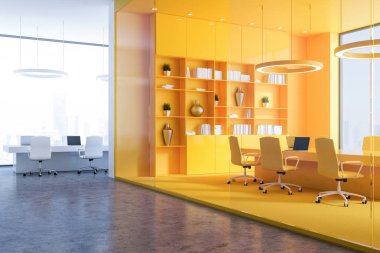 Office konferans salonu ile sarı duvarlar ve zemin, sarı sandalye ve sarı kitaplık uzun tabloyla köşesinde. 3D render