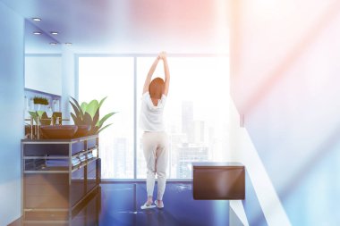 Panoramik banyo beyaz duvarlar, siyah mermer zemin, bir tuvalet ve üstündeki yatay ayna ile siyah tezgah üzerinde çift lavabo duran iç kadında. Tonlu görüntü