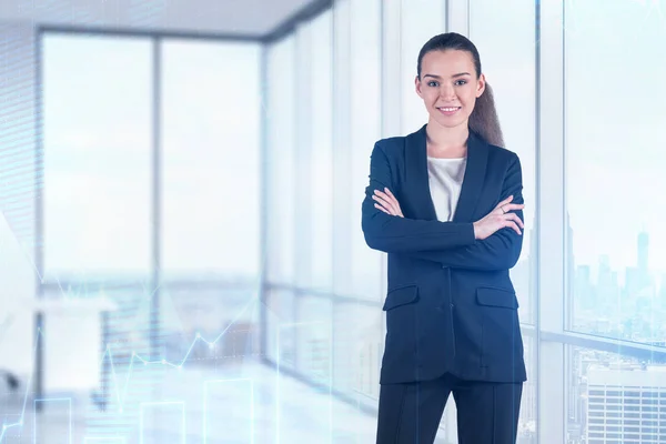 Leende Ung Affärskvinna Mörk Kostym Stående Med Korsade Armar Panoramautsikt — Stockfoto