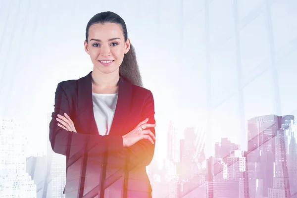 Joven Mujer Negocios Sonriente Con Pelo Largo Claro Usando Traje — Foto de Stock