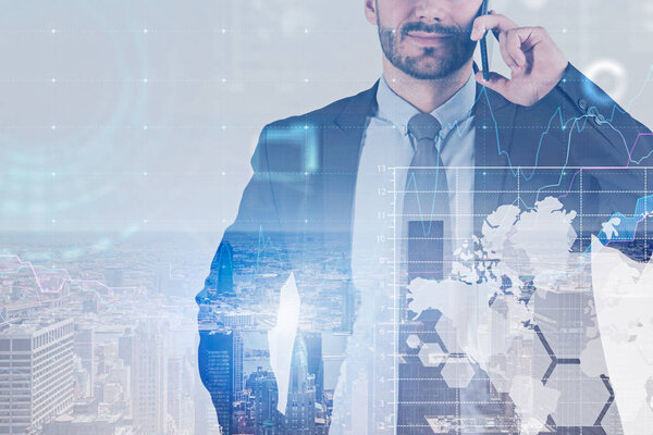 Неузнаваемый бородатый бизнесмен разговаривает по смартфону в городе с двойной экспозицией бизнес-инфографики. Тонированное изображение. Элементы этого изображения предоставлены НАСА
