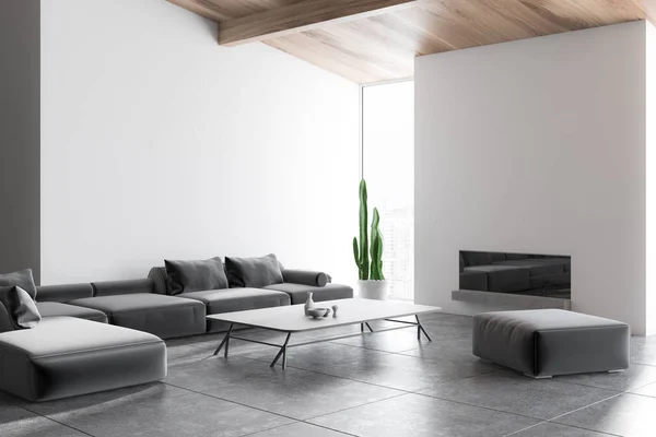 Wohnzimmerecke Mit Weißen Wänden Gefliestem Boden Langes Graues Sofa Das — Stockfoto