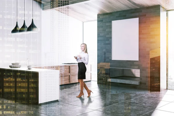 Vrouw Hoek Van Keuken Met Witte Muren Betegelde Vloer Houten — Stockfoto