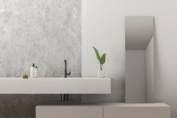 Beyaz Banyo Lavabo Beyaz Dolap Dikey Ayna Ayakta Beyaz Beton — Stok fotoğraf