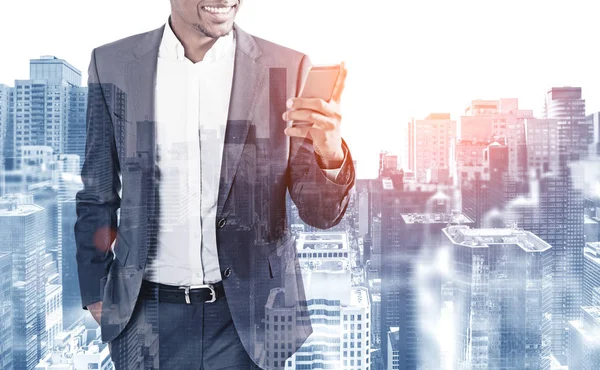 Веселый Неузнаваемый Афроамериканский Бизнесмен Смотрит Свой Смартфон Стоящий Современном Городе — стоковое фото