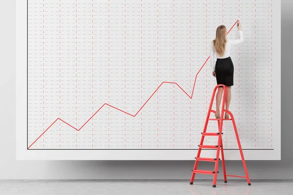 金髪の実業家の梯子の上に立っていると 白い壁の成長グラフを描画の後姿 ビジネスの成功のコンセプト — ストック写真