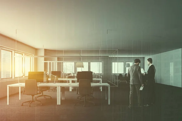 Deux Hommes Affaires Intérieur Bureau Moderne Avec Des Rangées Tables — Photo