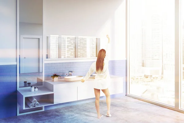 싱크대에 현대적인 욕실이 흰색과 파란색 콘크리트 바닥의 모서리에 이미지 — 스톡 사진