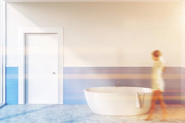 Vrouw Wandelen Minimalistische Badkamer Met Witte Blauwe Bakstenen Muren Betonnen — Stockfoto