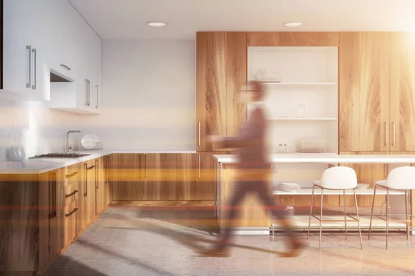 Homem Interior Cozinha Elegante Com Paredes Brancas Piso Concreto Bancadas — Fotografia de Stock