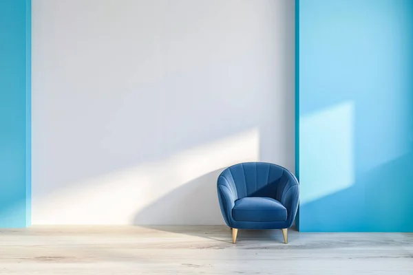 简约客厅的内部 白色和蓝色的墙壁 木地板和舒适的蓝色扶手椅与木腿 — 图库照片