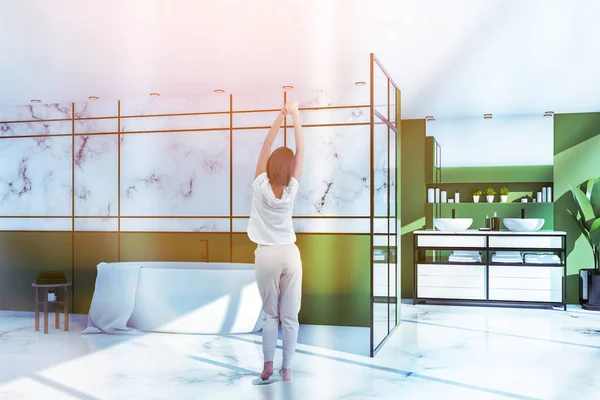 Mulher Interior Elegante Banheiro Com Paredes Mármore Verde Branco Banheira — Fotografia de Stock
